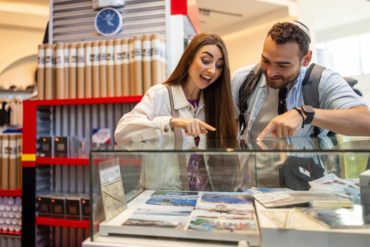 Visitors shopping at Panama Canal, Miraflores lock, Panama City, Panamá_resultado
