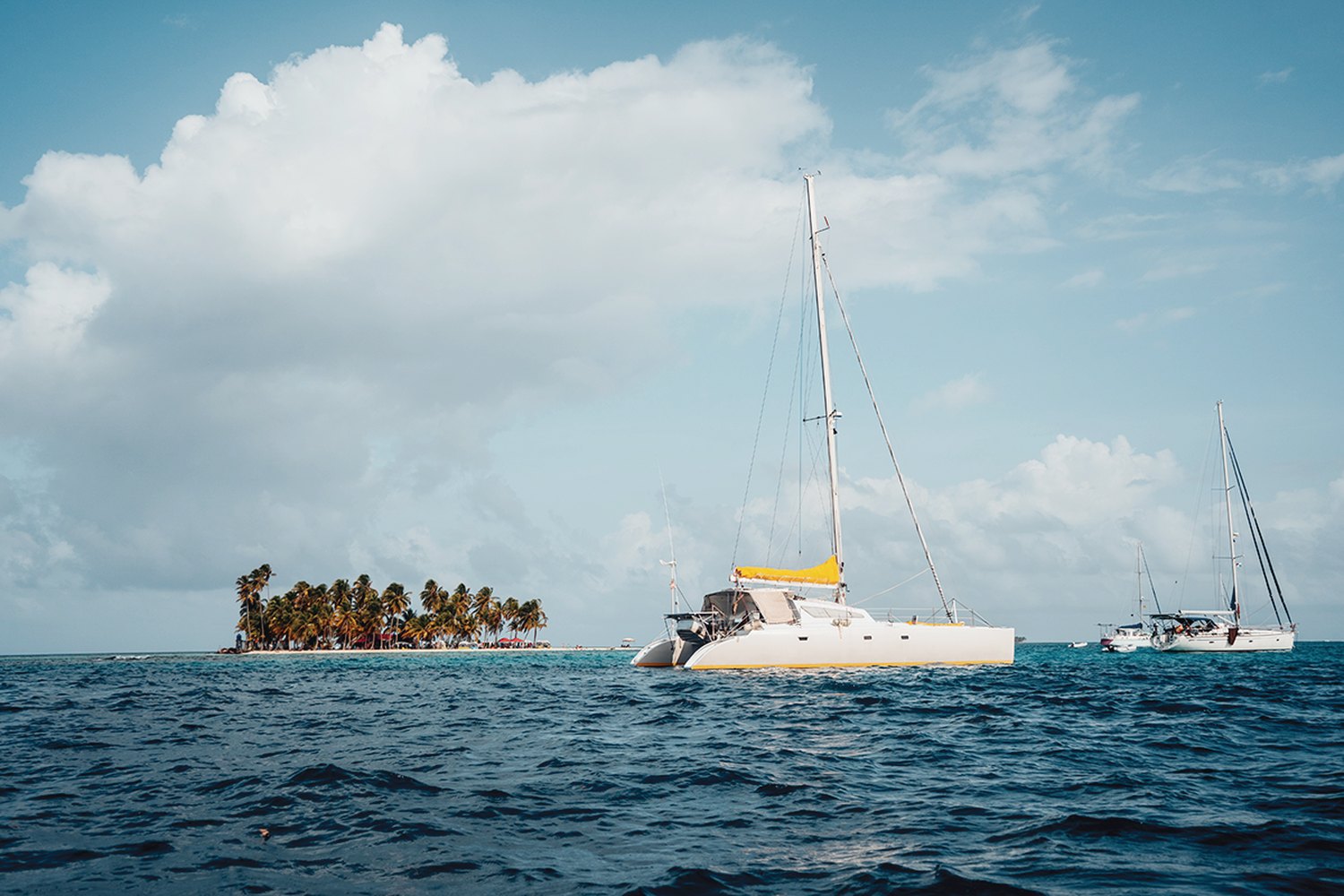 Catamaran in San Blas waters, El Provenir island in the background-ret_0014